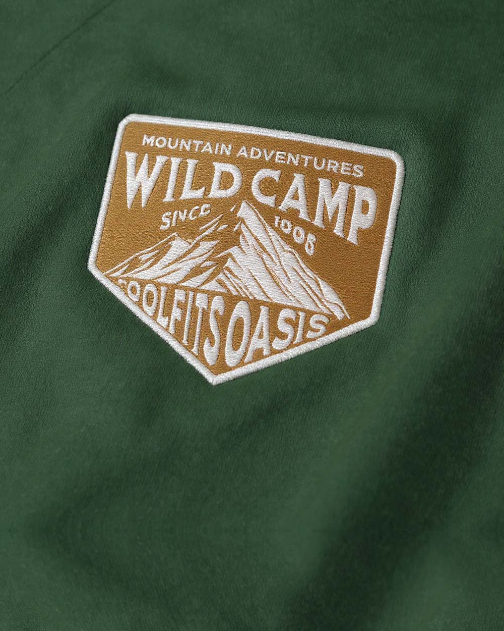 WILD CAMP MOUNTAIN ADVENTURES - Unisex embroidered eco raglan hoodie - bottle green