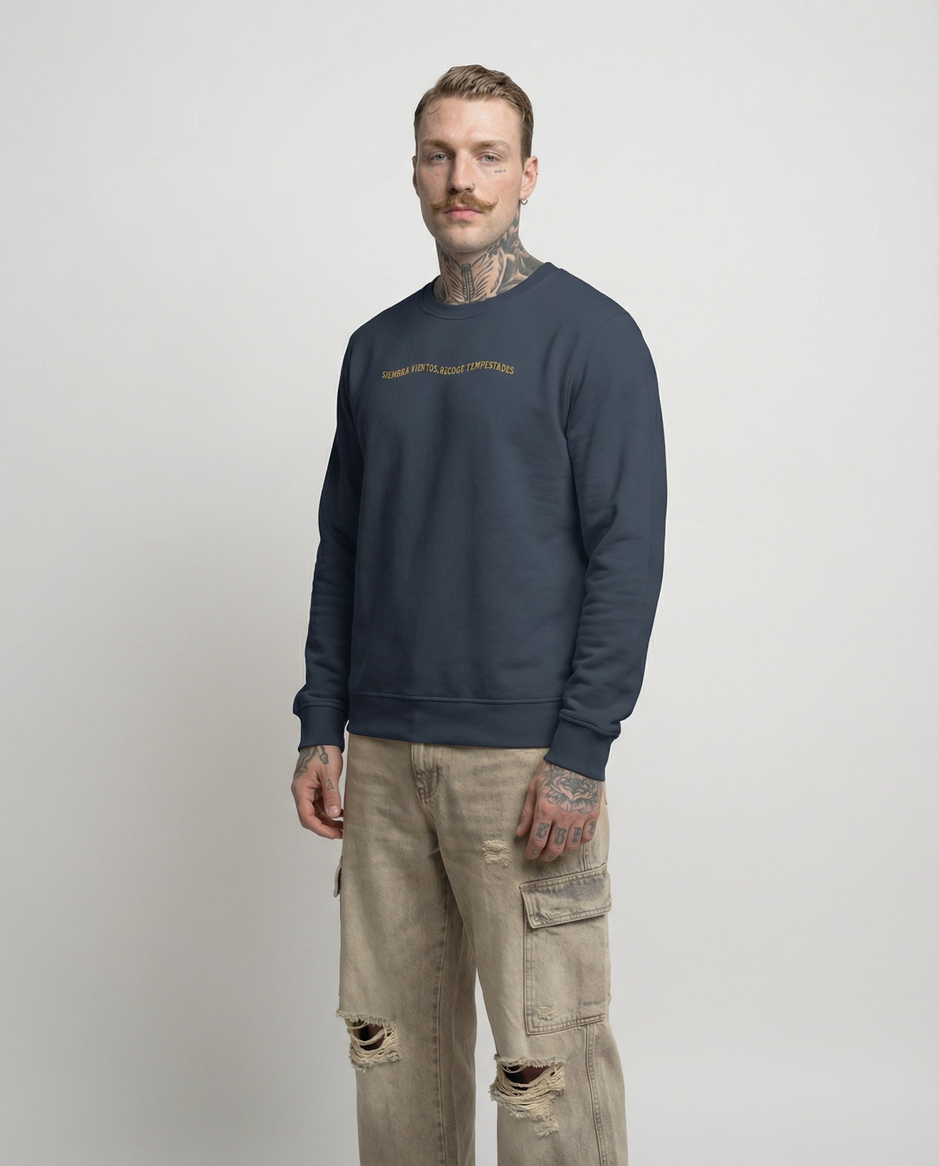 SIEMBRA VIENTOS Y RECOGE TEMPESTADES - Sudadera unisex con bordado orgánico, azul marino lavado