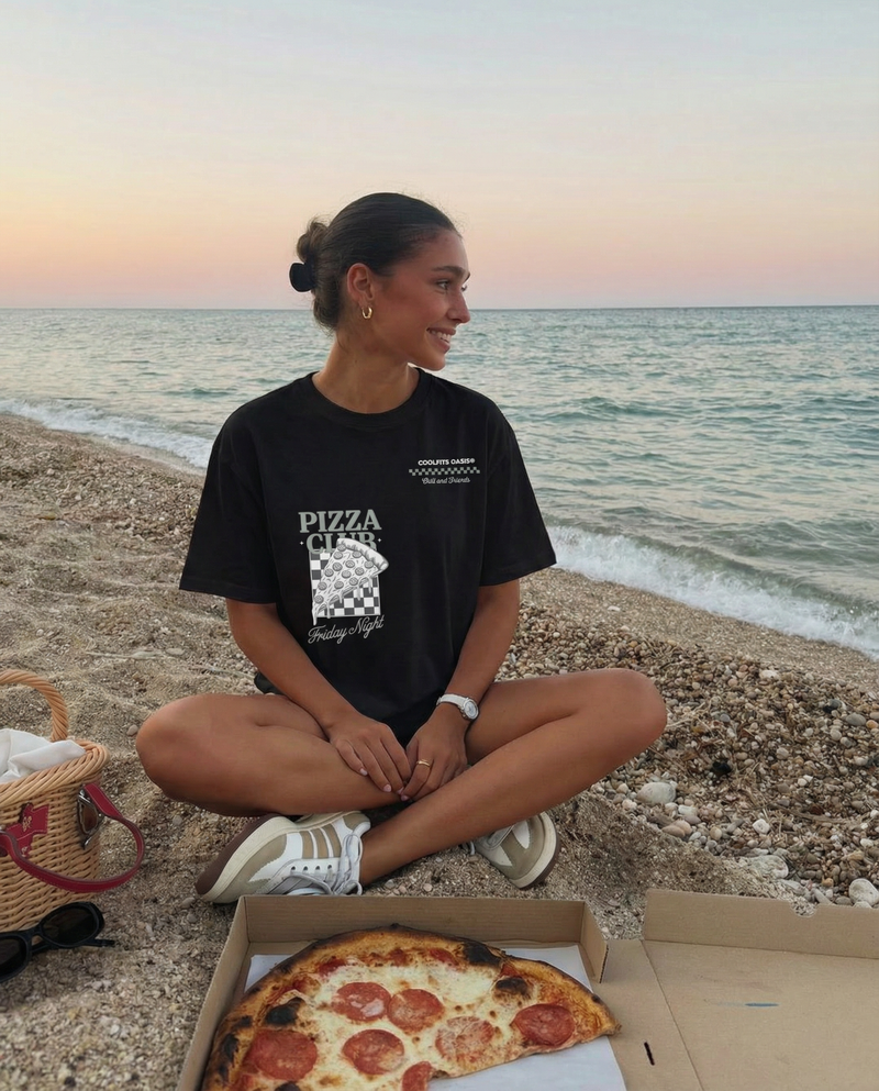 FRIDAY NIGHT PIZZA CLUB - Camiseta unisex de algodón orgánico. Negra.