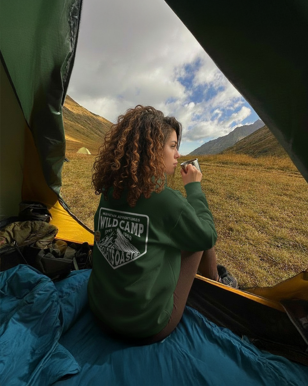 WILD CAMP MOUNTAIN ADVENTURES - Unisex embroidered eco raglan hoodie - bottle green
